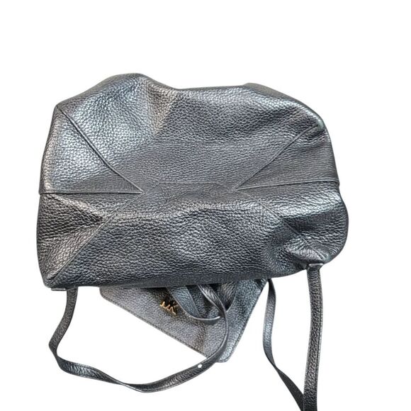 Michael Kors Junie Flap Medium Black Pebble Leather Backpack Handbag Goldl Logo - Picture 4 of 9